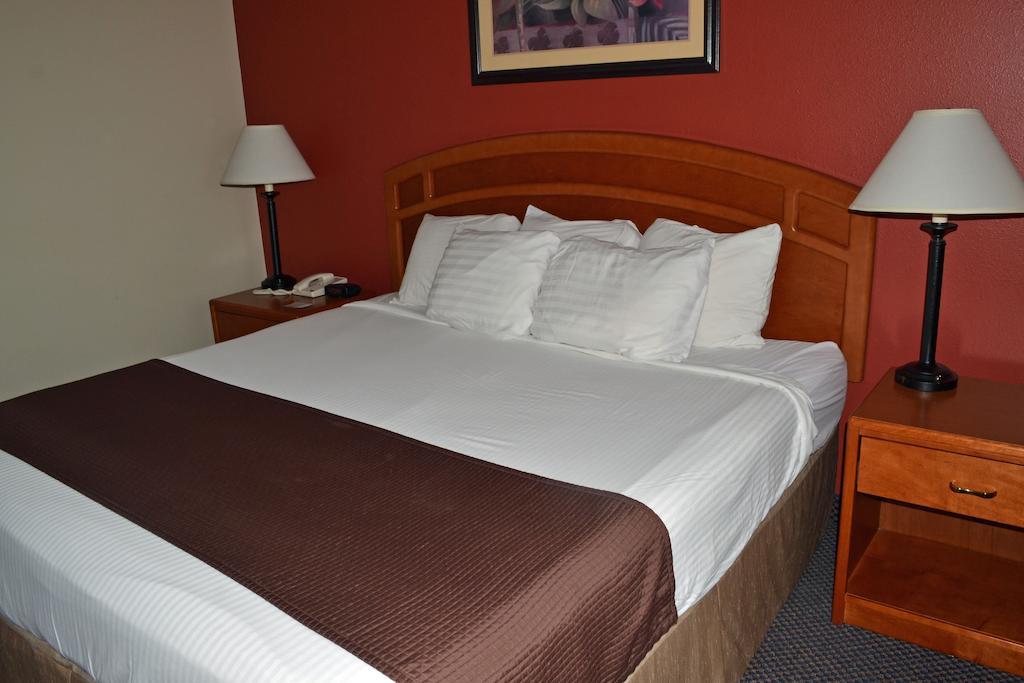 Paola Inn And Suites Room photo