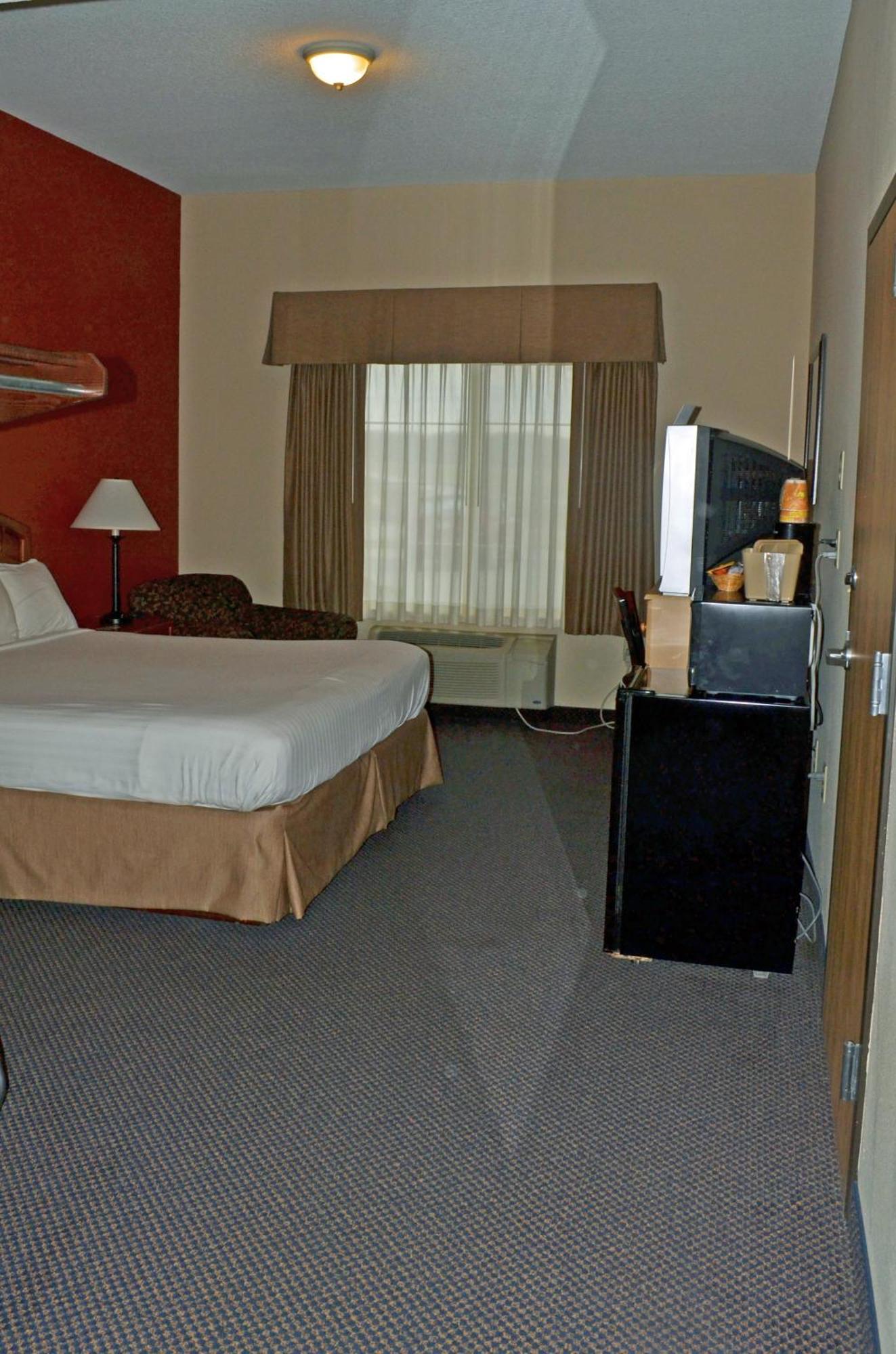 Paola Inn And Suites Exterior photo