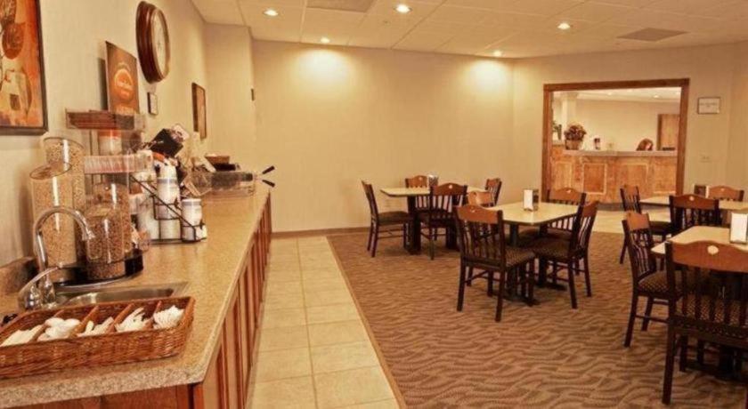 Paola Inn And Suites Exterior photo