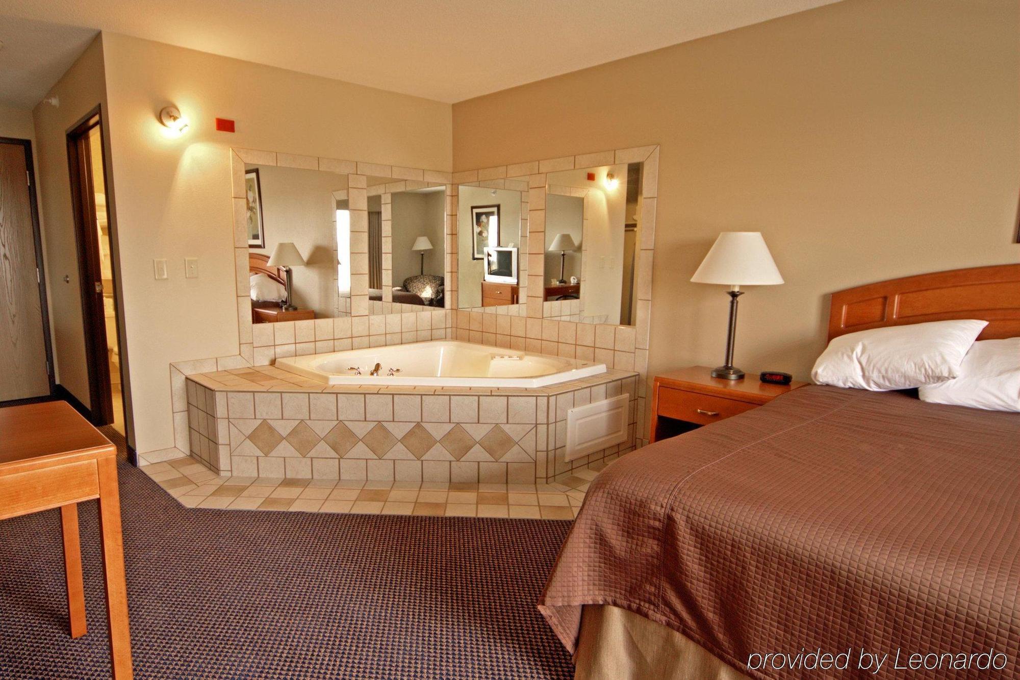 Paola Inn And Suites Room photo