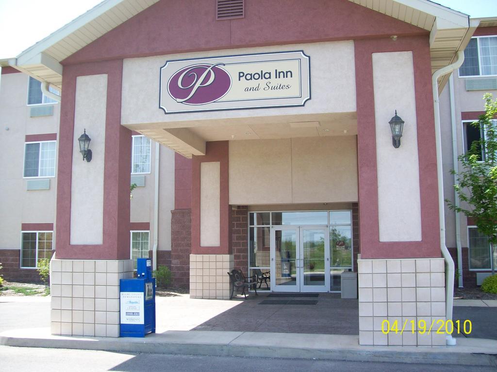 Paola Inn And Suites Exterior photo