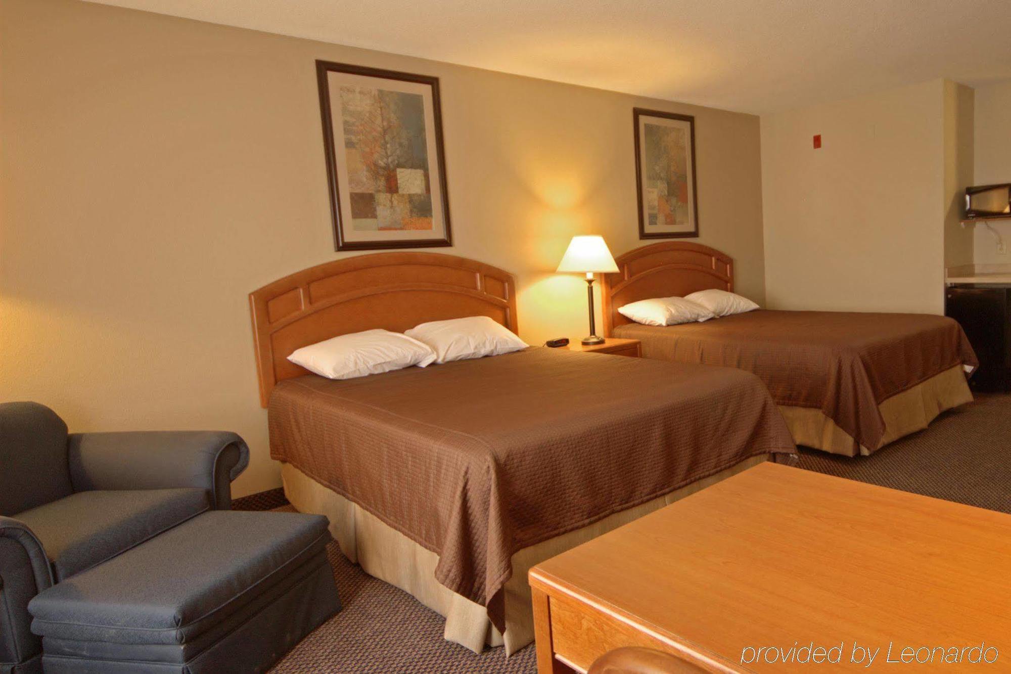 Paola Inn And Suites Exterior photo