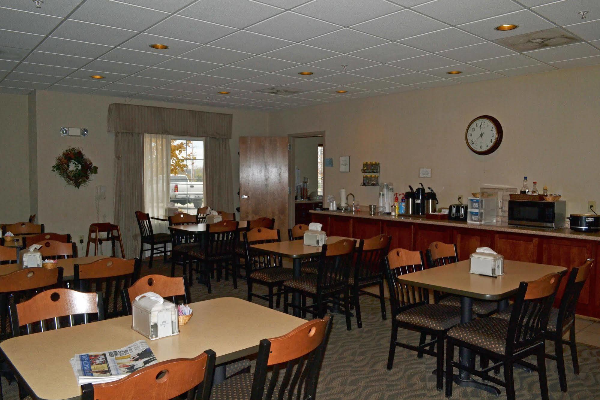 Paola Inn And Suites Exterior photo