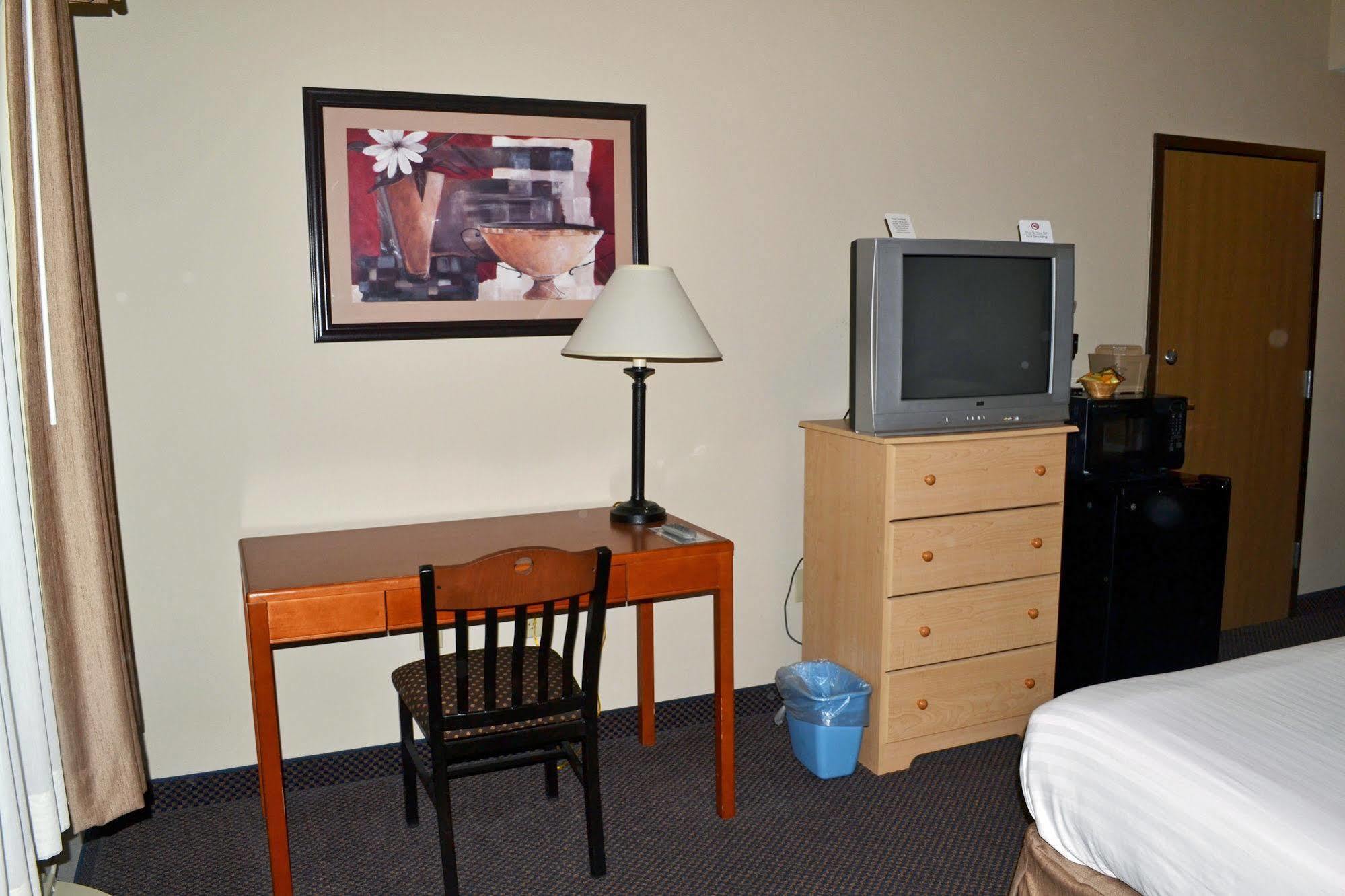 Paola Inn And Suites Exterior photo