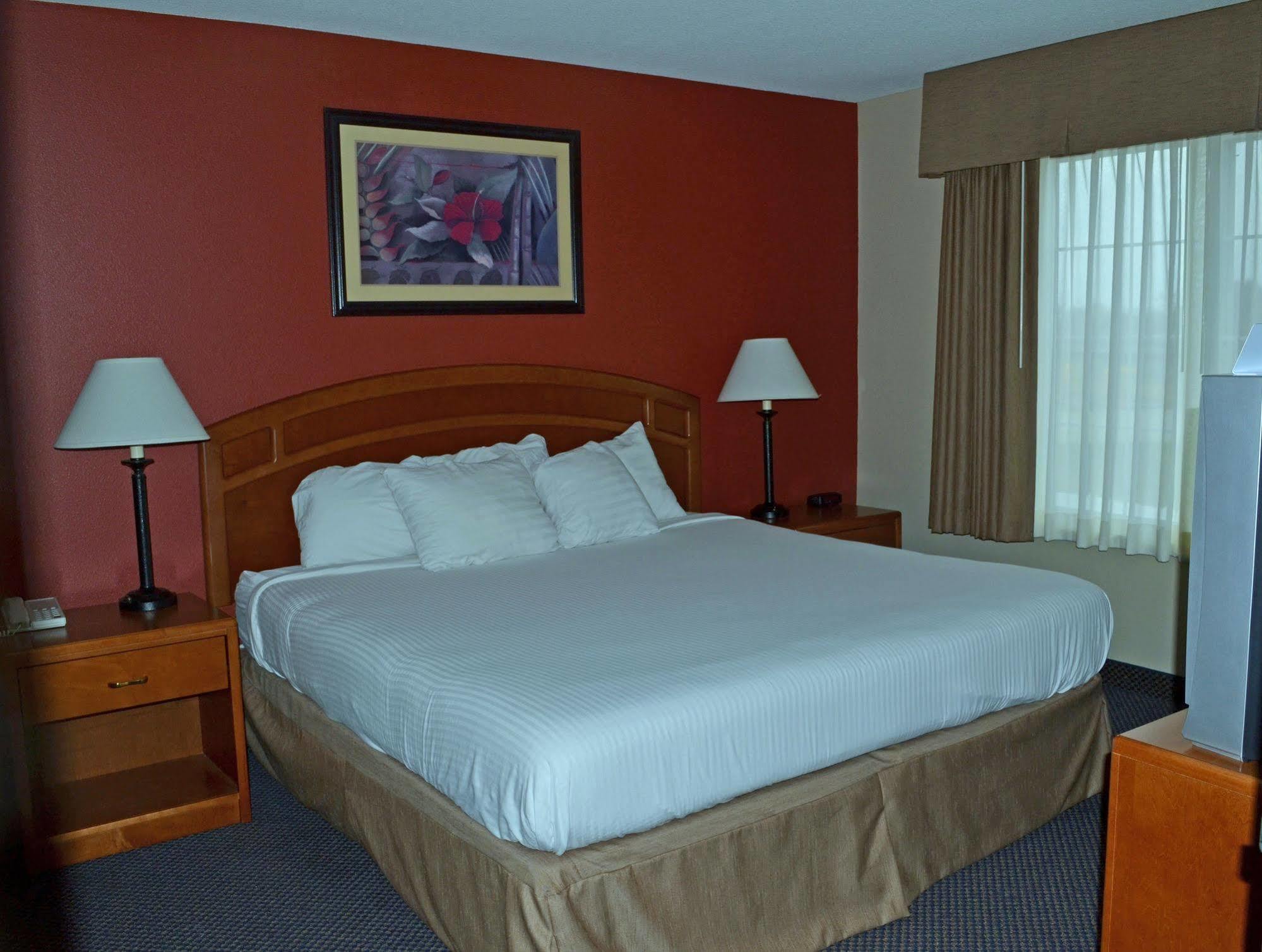 Paola Inn And Suites Exterior photo