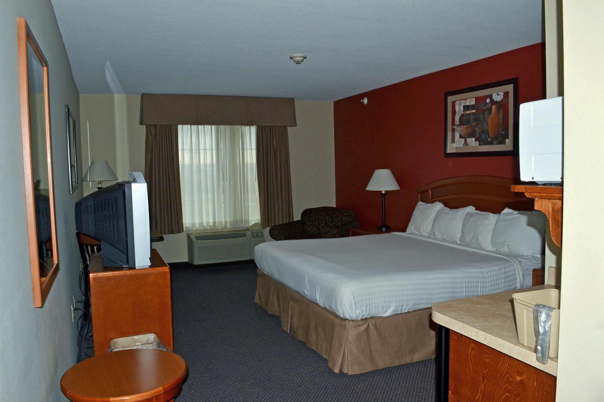 Paola Inn And Suites Exterior photo
