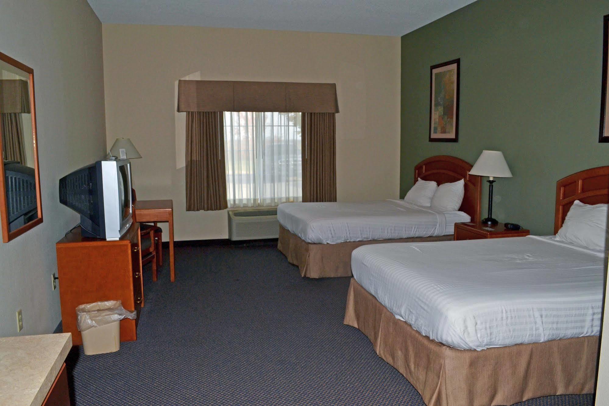 Paola Inn And Suites Exterior photo