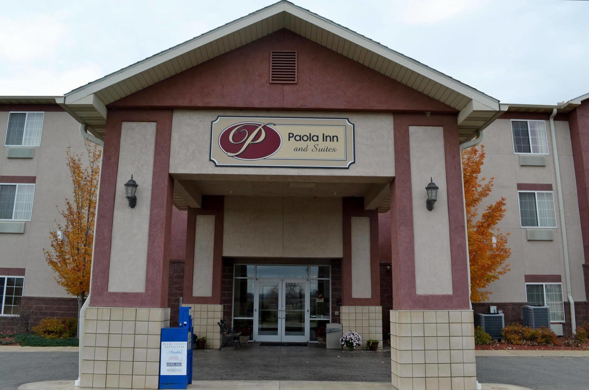 Paola Inn And Suites Exterior photo