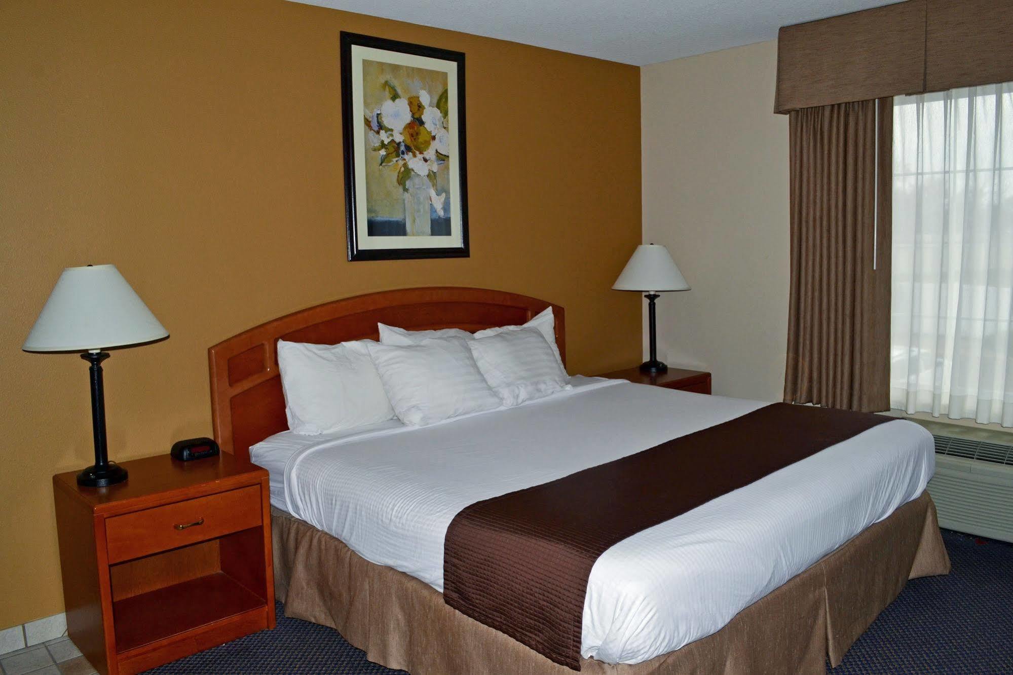 Paola Inn And Suites Exterior photo