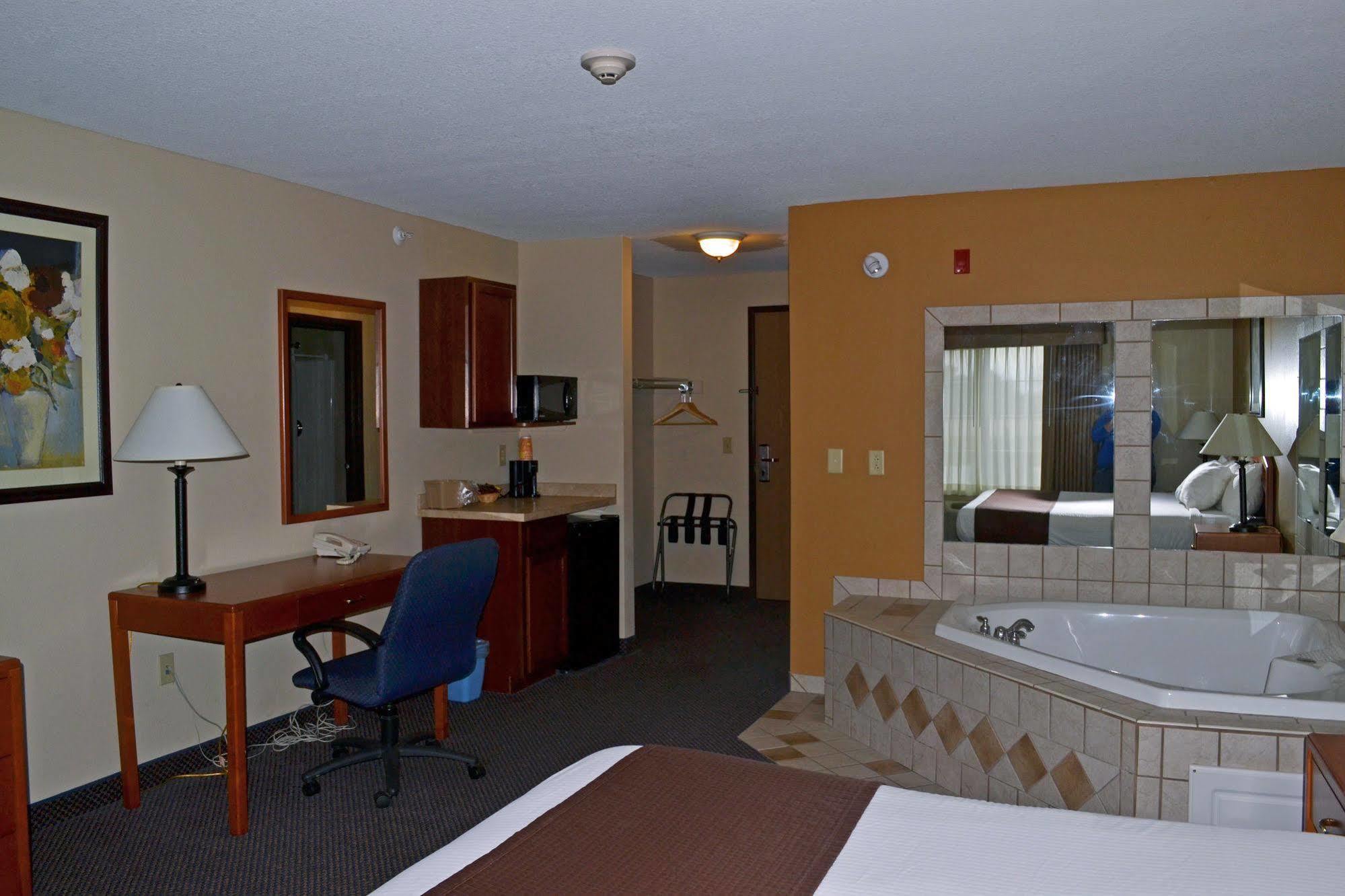 Paola Inn And Suites Exterior photo